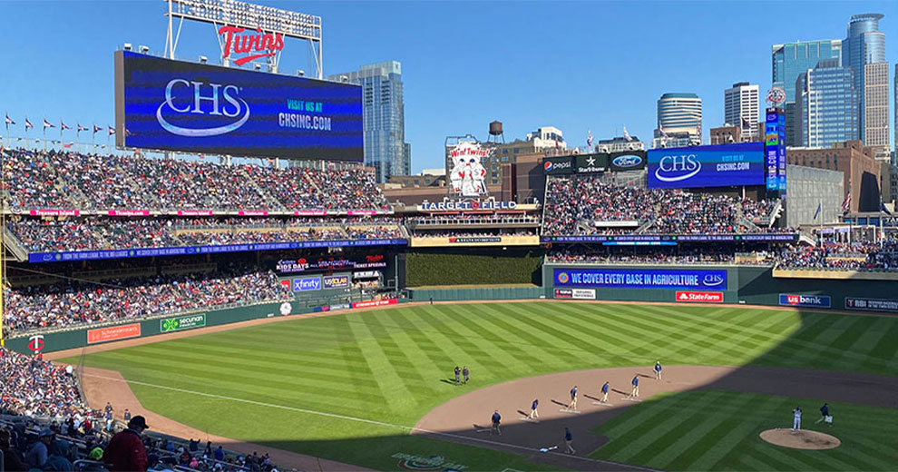 塔吉特球场，明尼苏达双城队的主场，大屏幕上有CHS的数字横幅