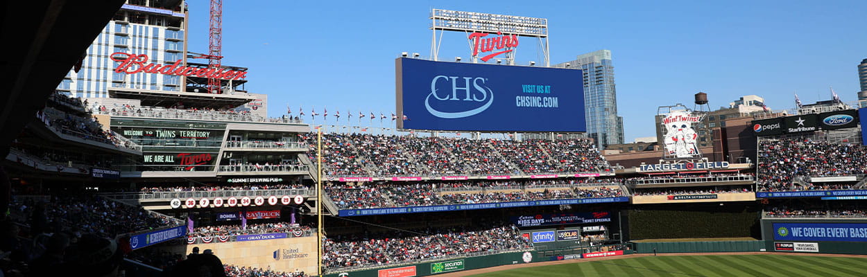 在目标球场有一个CHS数字横幅的大屏幕
