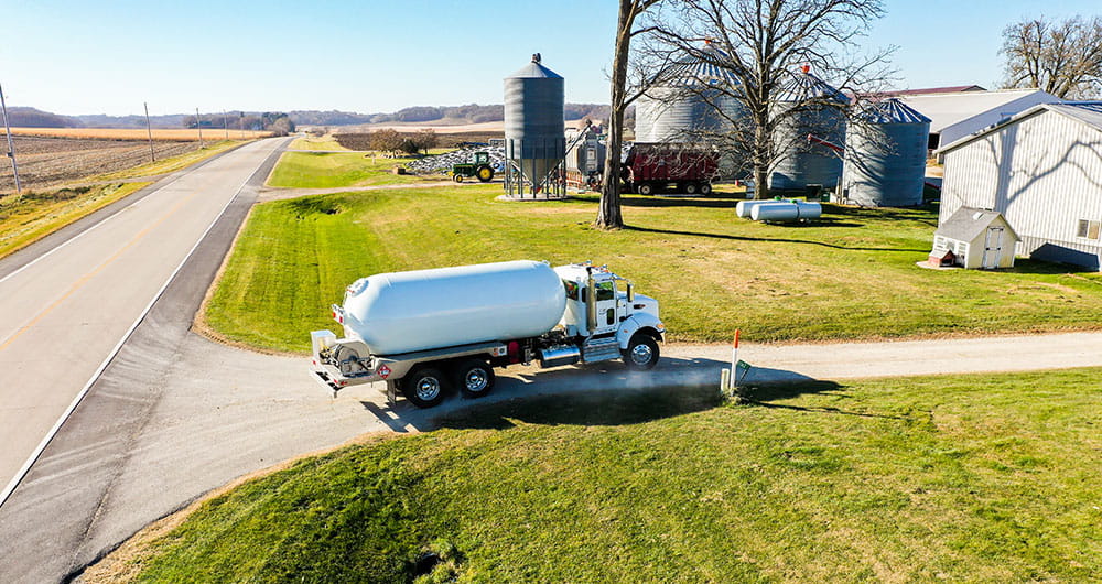 丙烷卡车停在农场车道上
