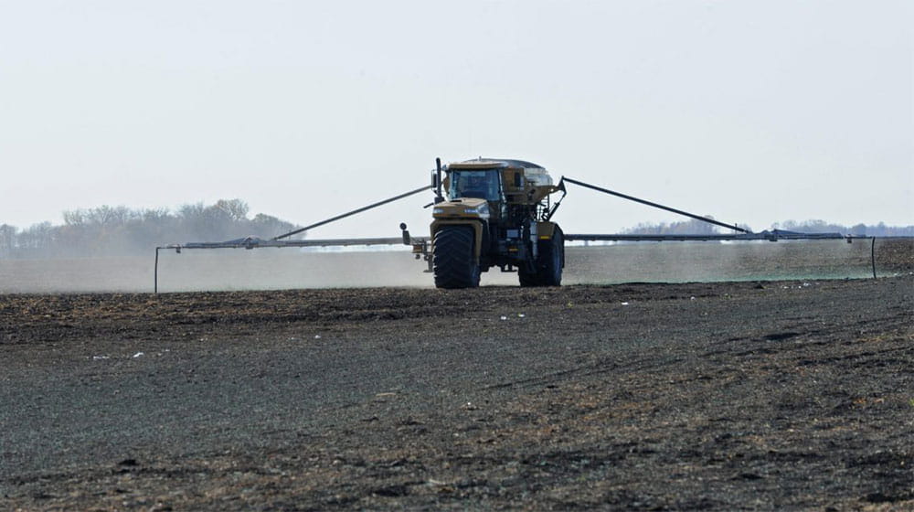 Machine fertilizing a field